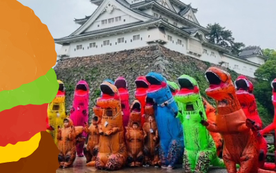 カラフルな恐竜スーツの子どもたち